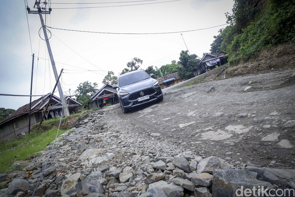 detikOto langsung menjajal SUV terbaru dari Morris Garage (MG), New HS dengan melibas jalur berkelok khas perbukitan di wilayah selatan Banten-Jawa Barat.