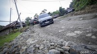 Meski demikian ketika sesekali mobil bertemu jalanan jelek dan berlubang, suspensinya masih bisa meredam dan memberikan kenyamanan ke dalam kabin. Pengendara tetap percaya diri, penumpang juga nyaman sepanjang perjalanan.