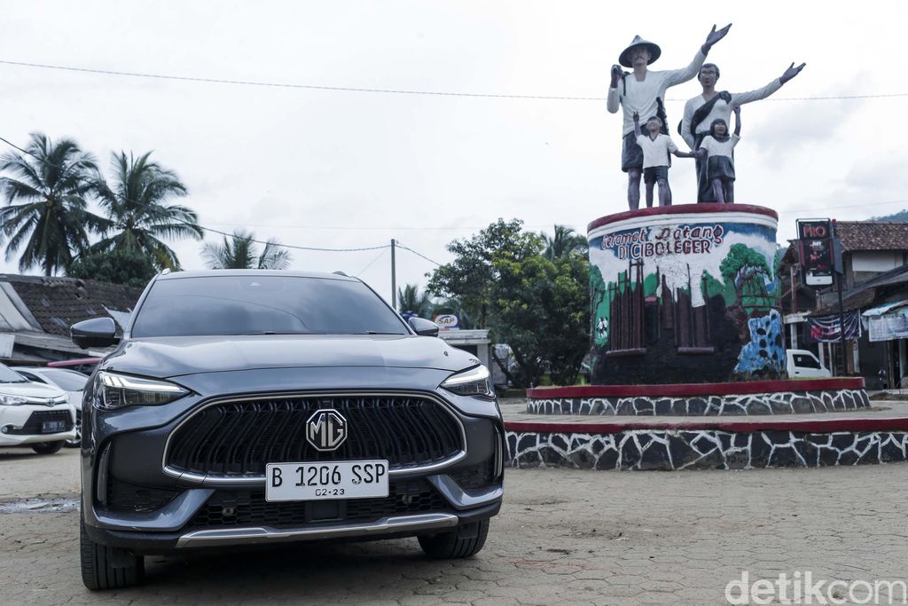 detikOto langsung menjajal SUV terbaru dari Morris Garage (MG), New HS dengan melibas jalur berkelok khas perbukitan di wilayah selatan Banten-Jawa Barat.