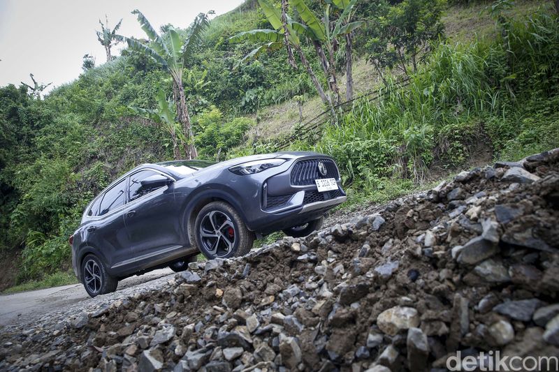 detikOto langsung menjajal SUV terbaru dari Morris Garage (MG), New HS dengan melibas jalur berkelok khas perbukitan di wilayah selatan Banten-Jawa Barat.