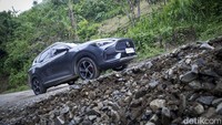 Tak sekadar tes di perkotaan, kami membawa mobil ini melibas jalur berkelok khas perbukitan di wilayah selatan Banten-Jawa Barat.