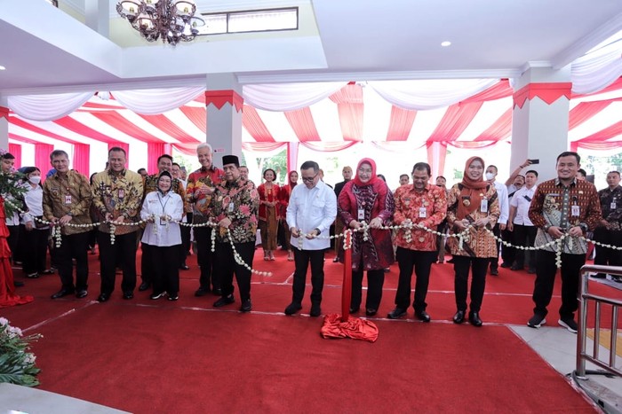 Menteri Pendayagunaan Aparatur Negara dan Reformasi Birokrasi (PAN-RB) Abdullah Azwar Anas meresmikan tujuh Mal Pelayanan Publik (MPP) di Jawa Tengah secara serentak, Senin (20/2/2023).