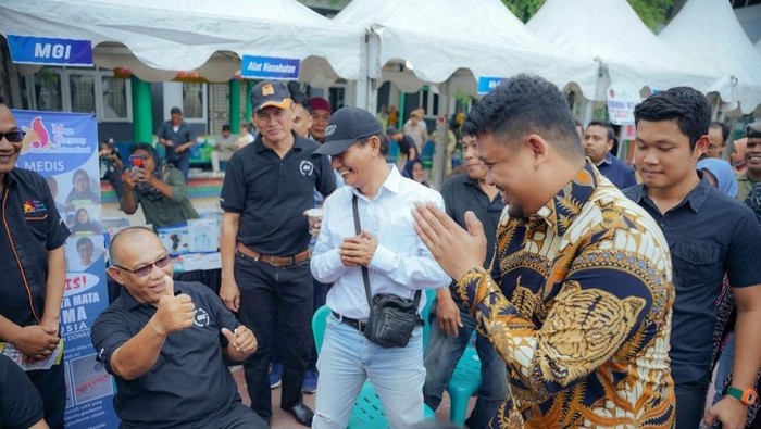 Momen Akhyar berikan jempol ke Bobby Nasution. (Foto: Instagram Bobby Nasution)