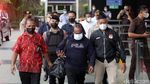 Momen Bupati Mamberamo Tengah Tiba di Gedung KPK Usai 7 Bulan Buron