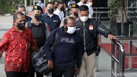 Ricky Ham diduga menerima suap terkait pelaksanaan berbagai proyek di Pemkab Mamberamo Tengah.