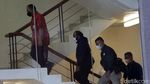 Momen Bupati Mamberamo Tengah Tiba di Gedung KPK Usai 7 Bulan Buron