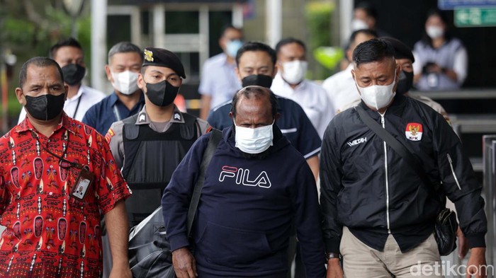 Bupati Mamberamo Tengah nonaktif, Ricky Ham Pagawak (RHP) tiba di gedung KPK. Ricky Ham ditangkap usai 7 bulan buron kasus dugaan suap.