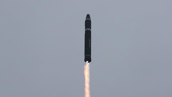 Momen Rudal Balistik Antarbenua Korut Mengudara A Hwasong-15 intercontinental ballistic missile (ICBM) is launched at Pyongyang International Airport, in Pyongyang, North Korea February 18, 2023 in this photo released by North Korea's Korean Central News Agency (KCNA). KCNA via REUTERS ATTENTION EDITORS - THIS IMAGE WAS PROVIDED BY A THIRD PARTY. REUTERS IS UNABLE TO INDEPENDENTLY VERIFY THIS IMAGE. NO THIRD PARTY SALES. SOUTH KOREA OUT. NO COMMERCIAL OR EDITORIAL SALES IN SOUTH KOREA.