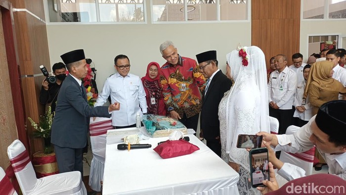 MenPAN-RB Azwar Anas dan Gubernur Jawa Tengah Ganjar Pranowo menjadi saksi nikah di MPP Sragen, Senin (20/2/2023).