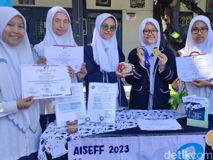 Bangga, 5 Tim Siswa MTsN 1 Sidoarjo Raih 4 Emas-1 Perunggu di Ajang AISEEF