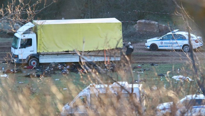 Ngeri! 18 Migran Ilegal Tewas Kehabisan Napas di Dalam Truk di Bulgaria SENSITIVE MATERIAL. THIS IMAGE MAY OFFEND OR DISTURB The bodies of migrants are seen next to a truck near Sofia, Bulgaria, February 17, 2023. REUTERS/Dimitar Kyosemarliev
