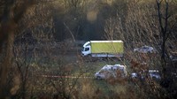 Sebuah truk yang berisi puluhan migran terlihat di kota Sofia, Bulgaria, Jumat (17/2/2023) waktu setempat. (AP Photo)  