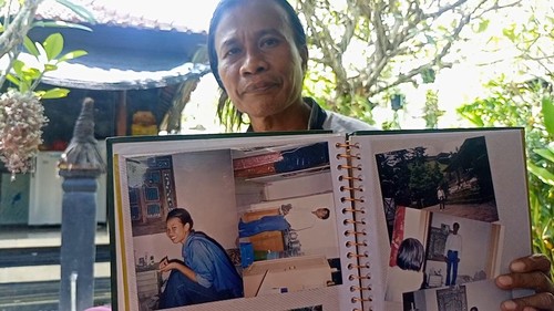Nyoman Ranten saat menunjukkan foto mendiang Ni Wayan Supini semasa muda, Minggu (19/2/2023).