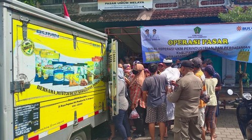 Pelaksanaan operasi pasar di halaman parkir Pasar Umum Melaya, Kecamatan Melaya, Kabupaten Jembrana, Senin (20/2/2023).