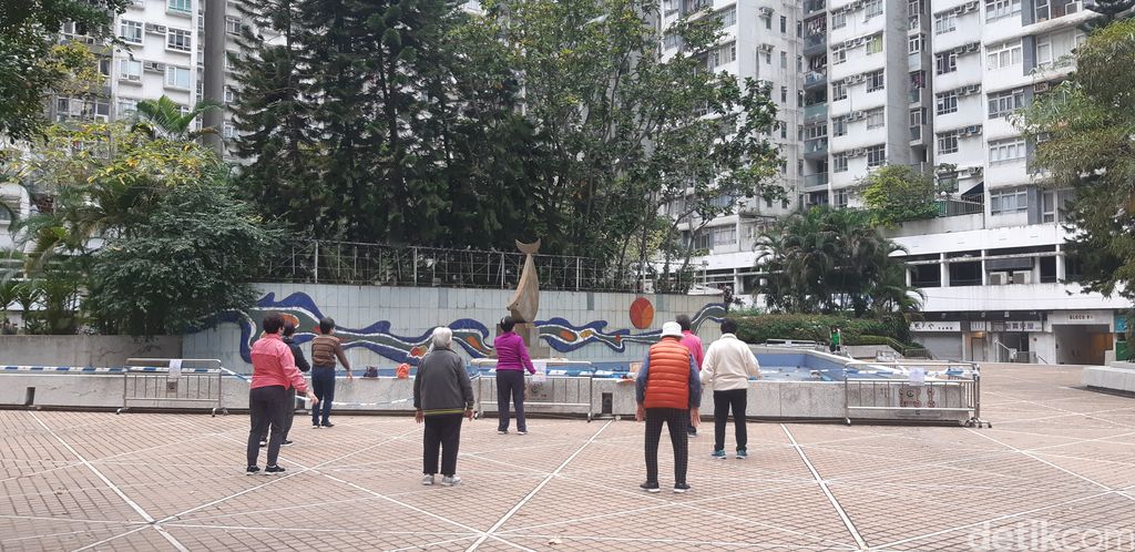 Orang Hong Kong melakukan Tai Chi di pagi hari