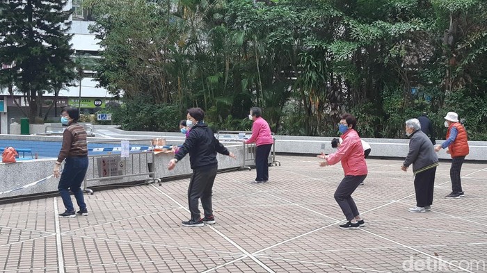 Orang Hong Kong melakukan Tai Chi di pagi hari