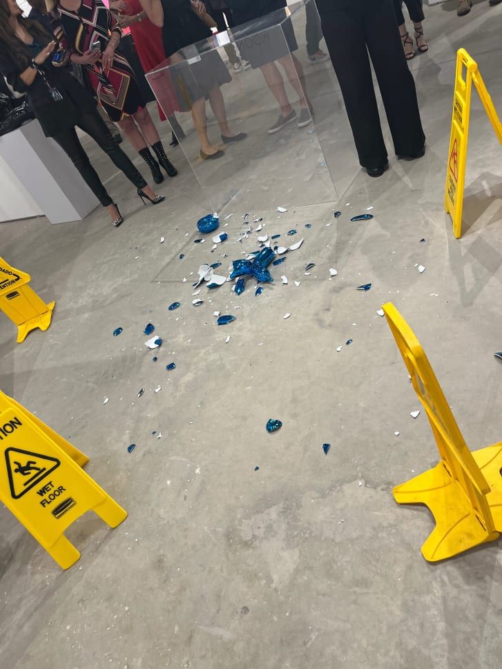 Patung anjing dari porselen di Miami