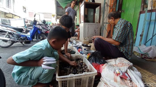 Pedagang biji kemiri atau muncang di Tasikmalaya