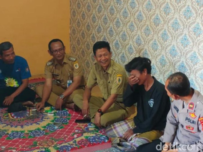 Bambang saat menerima kedatangan muspika dan perangkat desa di rumahnya.