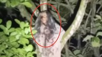 Ketika menampakkan diri, sosok kuntilanak terlihat mengenakan pakaian putih dengan rambut panjang menutupi wajahnya. (Foto: YouTube @Satpam Story Official)