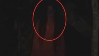 Bukan hanya berpakaian putih, ada pula kuntilanak merah. Apakah detikers percaya dengan adanya hantu Teh Kunti ini? (Foto: YouTube @Beda Alam Official)