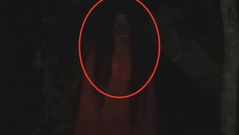 Bukan hanya berpakaian putih, ada pula kuntilanak merah. Apakah detikers percaya dengan adanya hantu Teh Kunti ini? (Foto: YouTube @Beda Alam Official)