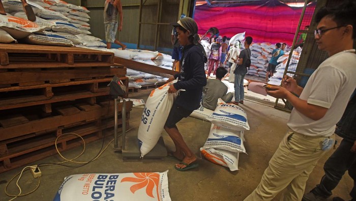 Sejumlah pekerja mengangkut beras impor Vietnam yang tiba di Gudang Bulog Subdivre Serang, di Serang, Banten, Senin (20/2/2023). Dirut Perum Bulog Budi Waseso menyatakan untuk memenuhi stok cadangan beras pemerintah (CBP) yang sudah menipis, pihaknya mengimpor 500 ribu ton beras dan 200 ribu ton diantaranya sudah tiba di Indonesia. ANTARA FOTO/Asep Fathulrahman/rwa.