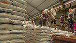 Penampakan Tumpukan Beras Impor Vietnam di Gudang Bulog