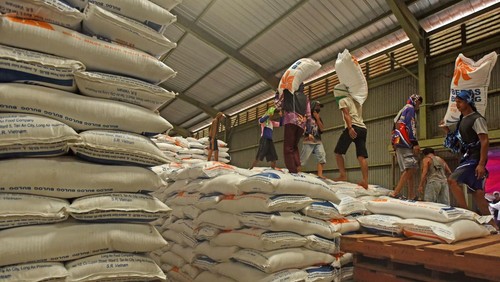 Sejumlah pekerja mengangkut beras impor Vietnam yang tiba di Gudang Bulog Subdivre Serang, di Serang, Banten, Senin (20/2/2023). Dirut Perum Bulog Budi Waseso menyatakan untuk memenuhi stok cadangan beras pemerintah (CBP) yang sudah menipis, pihaknya mengimpor 500 ribu ton beras dan 200 ribu ton diantaranya sudah tiba di Indonesia. ANTARA FOTO/Asep Fathulrahman/rwa.