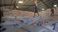Pekerja menata beras impor Vietnam yang tiba di Gudang Bulog Subdivre Serang, di Serang, Banten, Senin (20/2/2023).