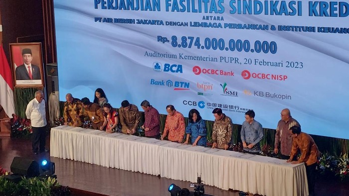 Penandatanganan perjanjian fasilitas sindikasi kredit antara PT Air Bersih Jakarta (ABJ) dengan Lembaga Perbankan dan Institusi Keuangan.