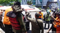 Jenazah segera dibawa ke kamar mayat RSU dr Soetomo (Foto: Setiadarman Wisnu)