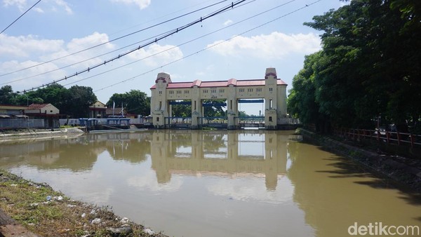 Dua Jenazah Pria Ditemukan-Dievakuasi dari Kali Jagir Surabaya
