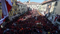 Festival ini dapat dilihat di Kota Ivrea di Provinsi Turin, Italia, 116 km dari Kota Milan. Puluhan ribu masyarakat akan berkumpul dan saling melemparkan jeruk ke arah orang-orang yang berpakaian penjaga.  