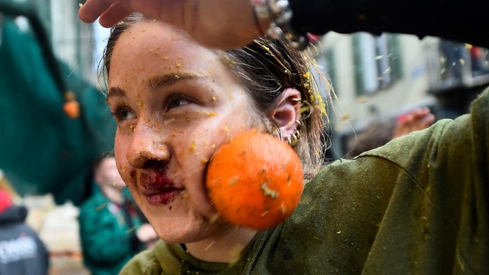 Perang Jeruk di Italia, Festival Seru yang Bikin Memar Italians participate in the annual 'Battle of the Oranges' in the northern city of Ivrea, Italy February 19, 2023. REUTERS/Massimo Pinca