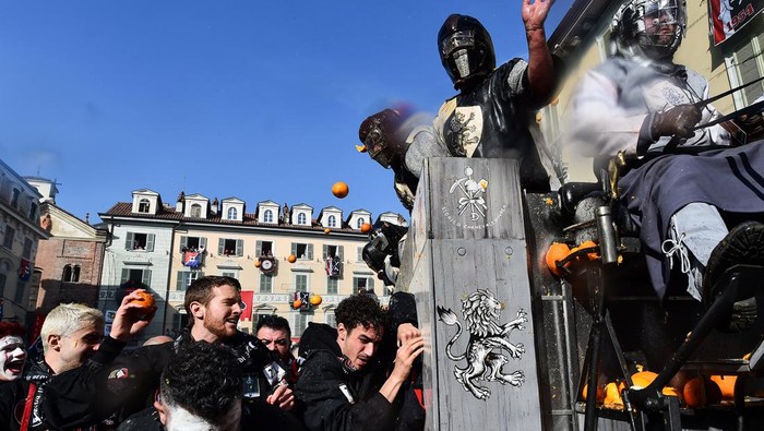 Perang Jeruk di Italia, Festival Seru yang Bikin Memar Italians participate in the annual 'Battle of the Oranges' in the northern city of Ivrea, Italy February 19, 2023. REUTERS/Massimo Pinca