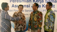 Hadir dalam perjanjian tersebut Presiden Direktur PT AXA Mandiri Financial Services (AXA Mandiri) Handojo G. Kusuma (dua kiri) didampingi jajaran Direktur Axa Mandiri bersama Direktur Utama Bank Mandiri Taspen Elmamber P. Sinaga beserta jajaran Direktur Bank Mandiri Taspen usai penandatanganan perjanjian kerja sama produk Asuransi Mandiri Jiwa Kredit Plus di Jakarta, Senin (20/2/2023).