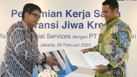 Perlindungan produk asuransi AXA Mandiri yang melengkapi pinjaman debitur, akan memberikan rasa nyaman bagi debitur dalam menjalani masa pembayaran kewajiban pinjamannya.