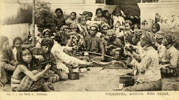 Permainan adu kemiri atau muncang di Yogyakarta tahun 1902