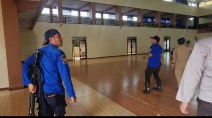 Petugas Damkar Kabupaten Kuningan buru kera liar yang meresahkan pelajar di SMKN 3 Kuningan.