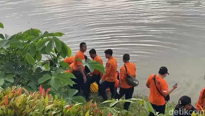 Petugas evakuasi jasad Mr.X di dekat Pintu Air Jagir Wonokromo Surabaya.