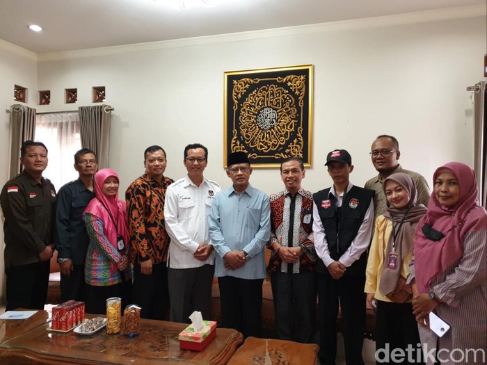 Petugas KPU saat melakukan pencocokan dan penelitian (coklit) terhadap Ketua Umum PP Muhammadiyah Haedar Nashir di kediamannya, Kasihan, Bantul. Senin (20/2/2023).