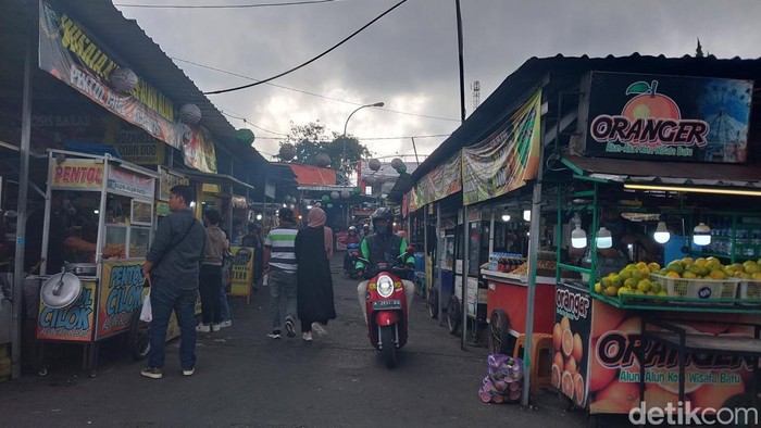 PKL di Pasar Wisata Alun-Alun Kota Batu.