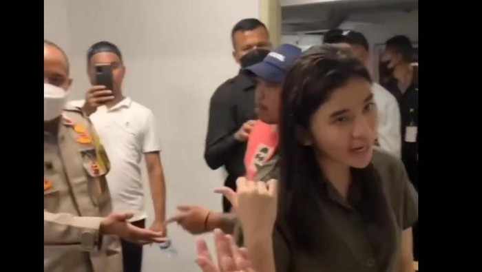 Polisi dibentak debt collector saat hendak tarik mobil selebgram Clara Shinta