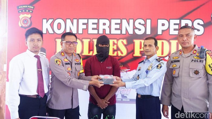 Polisi menangkap seorang pria WN Myanmar yang hendak menyelundupkan pengungsi Rohingya dari Aceh ke Malaysia.