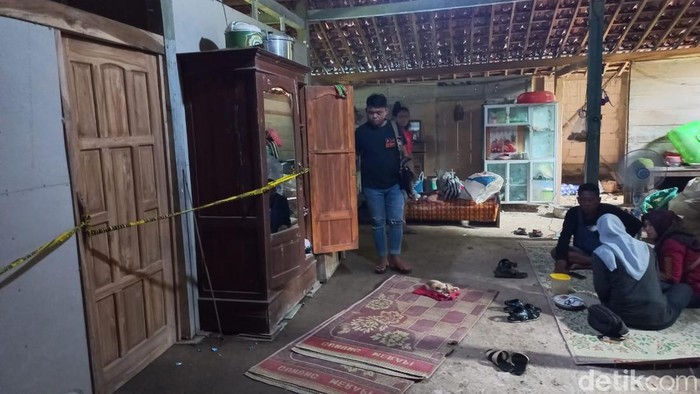 Polisi menggeledah rumah tempat ditemukannya suami instruktur senam Ngawi bersimbah darah luka di kepala