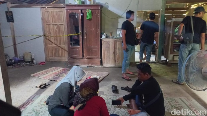 Polisi menggeledah rumah tempat ditemukannya suami instruktur senam Ngawi bersimbah darah luka di kepala