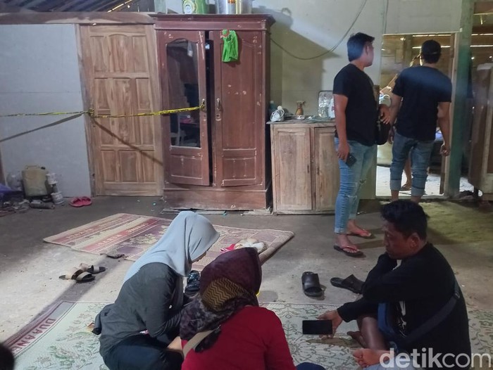 Polisi menggeledah rumah tempat ditemukannya suami instruktur senam Ngawi bersimbah darah luka di kepala