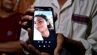 Foto Irma Lestari pada layar HP ditunjukan pihak keluarga kepada wartawan.