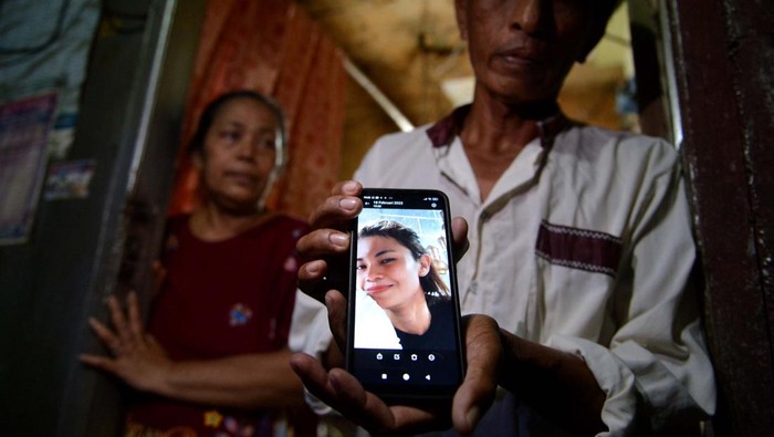 Orang tua Irma Lestari WNI korban gempa Turki menunjukkan foto anaknya di Denpasar, Bali, Minggu (19/2/2023). Irma Lestari bersama seorang WNI lain asal Bali Ni Wayan Supini yang bekerja sebagai terapis spa di Turki, ditemukan dalam kondisi meninggal dunia pada Jumat (17/2) di balik reruntuhan Apartemen Galeria di Kota Diyarbakir, Turki akibat peristiwa gempa berkekuatan magnitudo 7,8 pada 6 Februari. ANTARA FOTO/Fikri Yusuf/YU